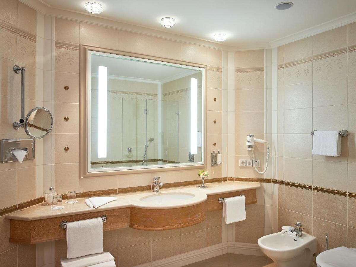 Ein Badezimmer in der Unterkunft A-ROSA Kurhaus Binz