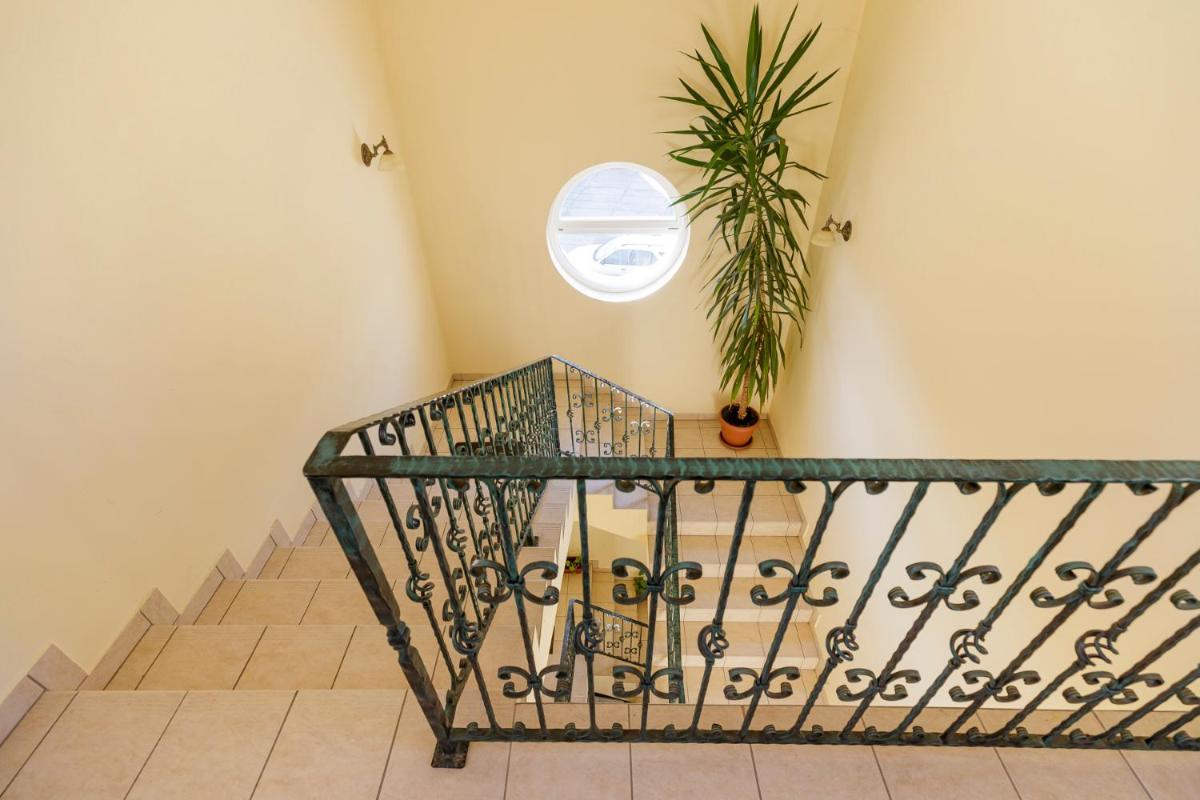 Invest Vendégház - Housity
