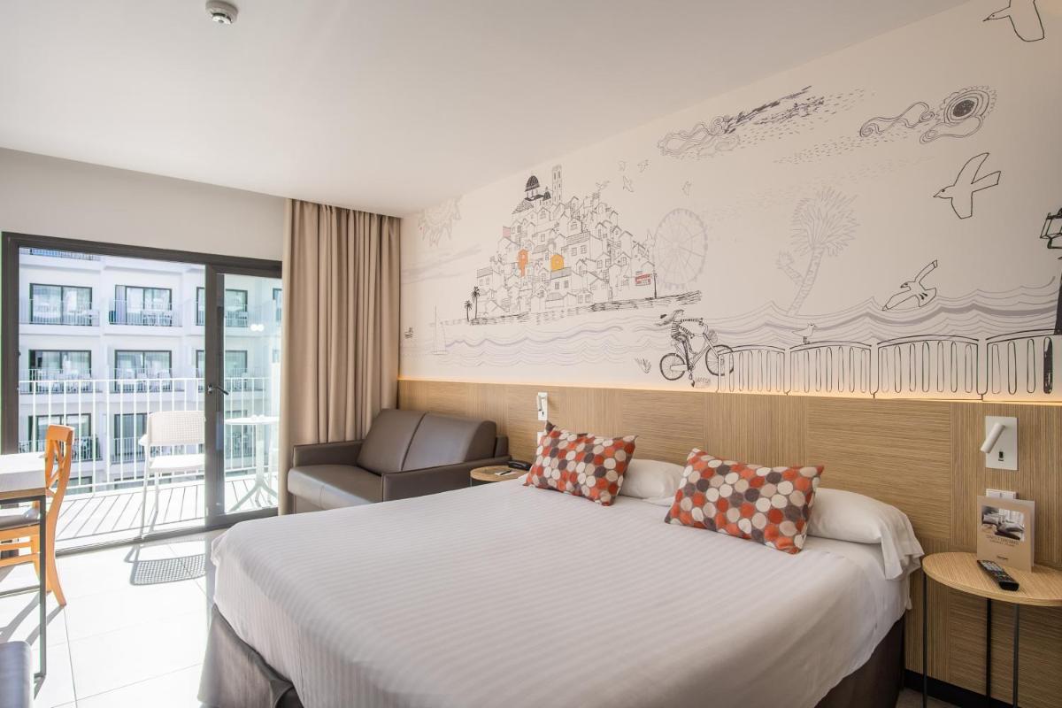 una habitación de hotel con una cama y una silla en Hotel Cap Negret, en Altea