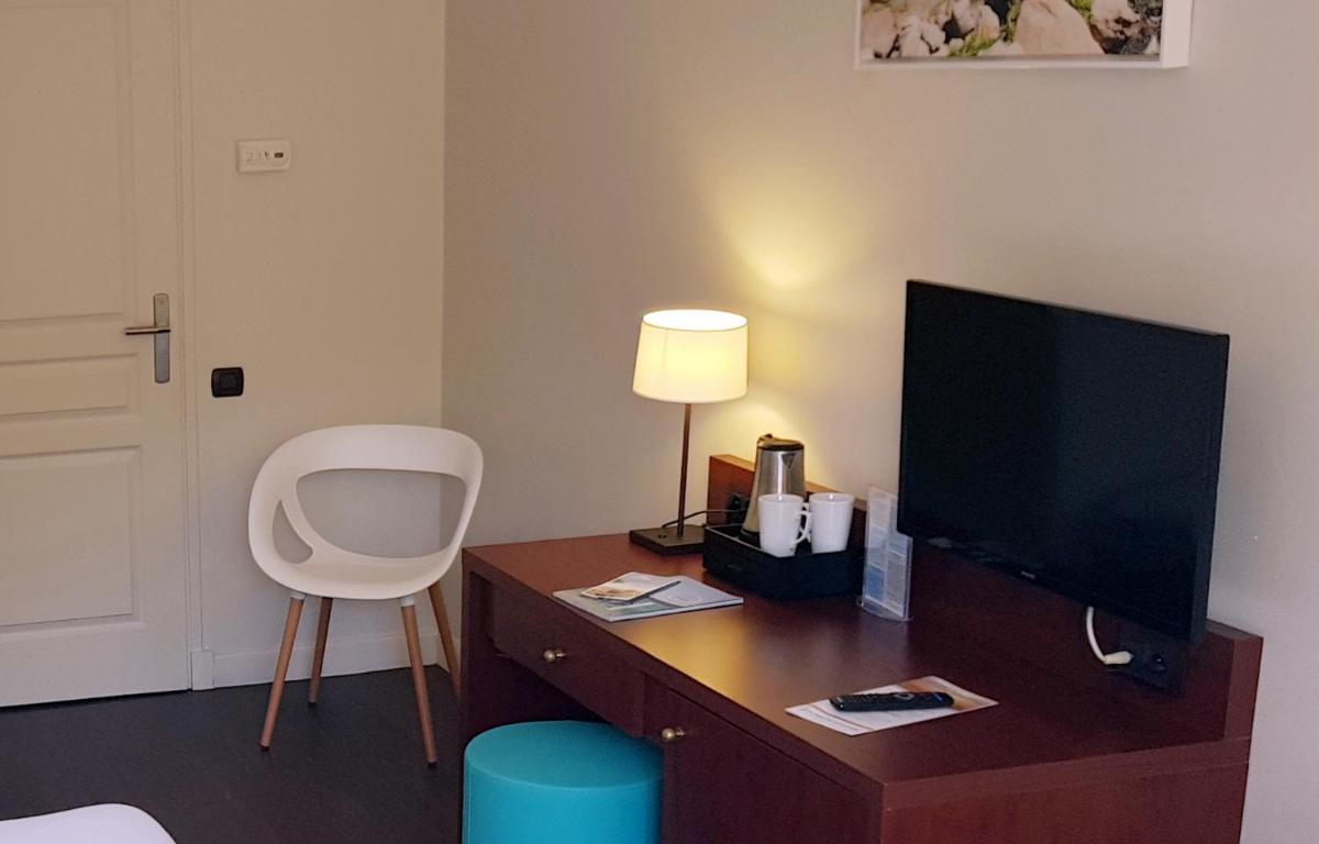 Télévision ou salle de divertissement dans l'établissement Hôtel Les Jardins De Sainte-Maxime