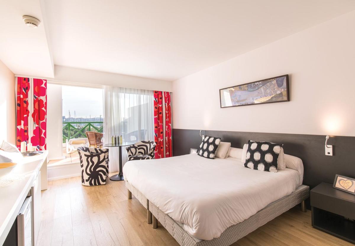 Un ou plusieurs lits dans un hébergement de l'établissement Hôtel Serge Blanco - Relais Thalasso & Spa