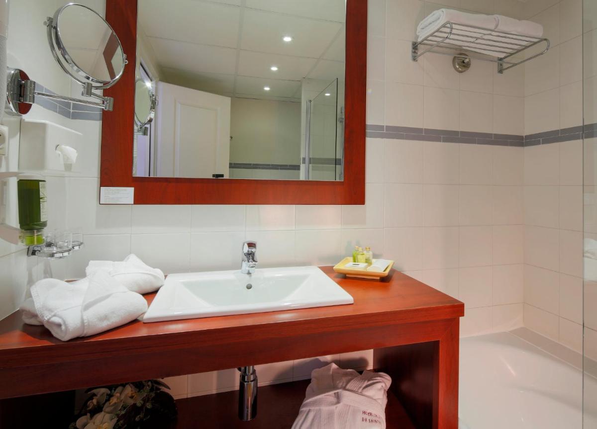 Salle de bains dans l'établissement Hôtel Les Jardins De Sainte-Maxime