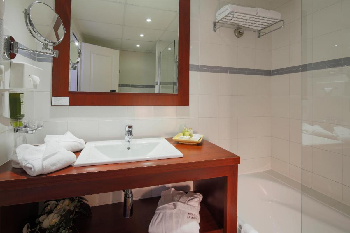 Salle de bains dans l'établissement Hôtel Les Jardins De Sainte-Maxime