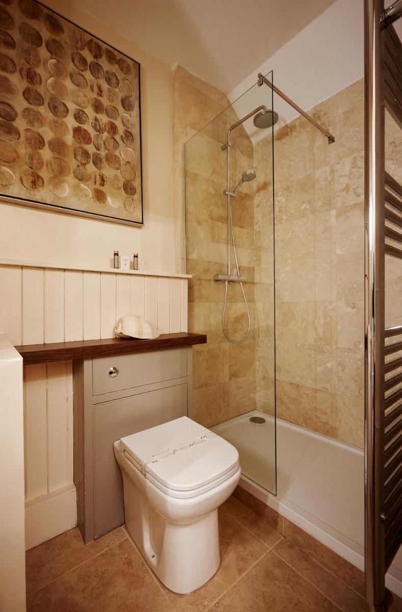 Rita's Luxury Retreat with Swedish Hot tub and Wood Fuelled Pizza Oven - Housity