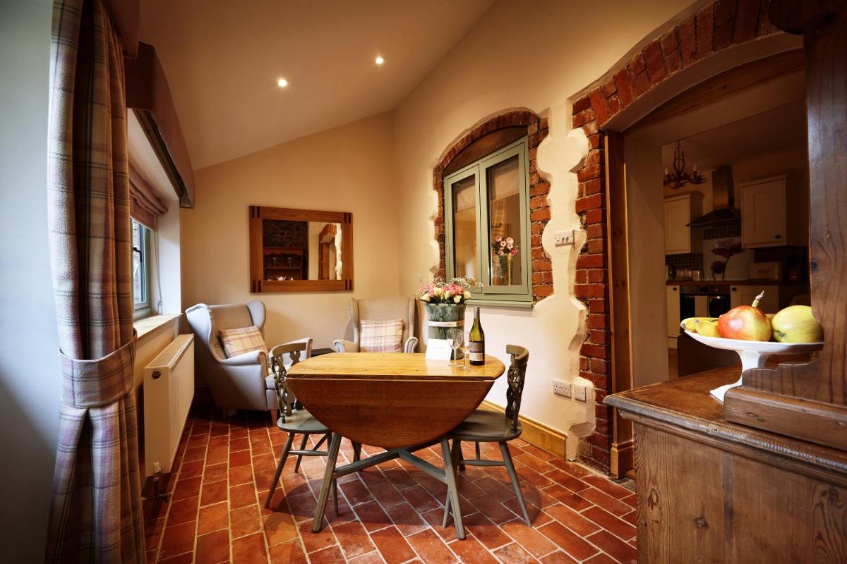 Rita's Luxury Retreat with Swedish Hot tub and Wood Fuelled Pizza Oven - Housity