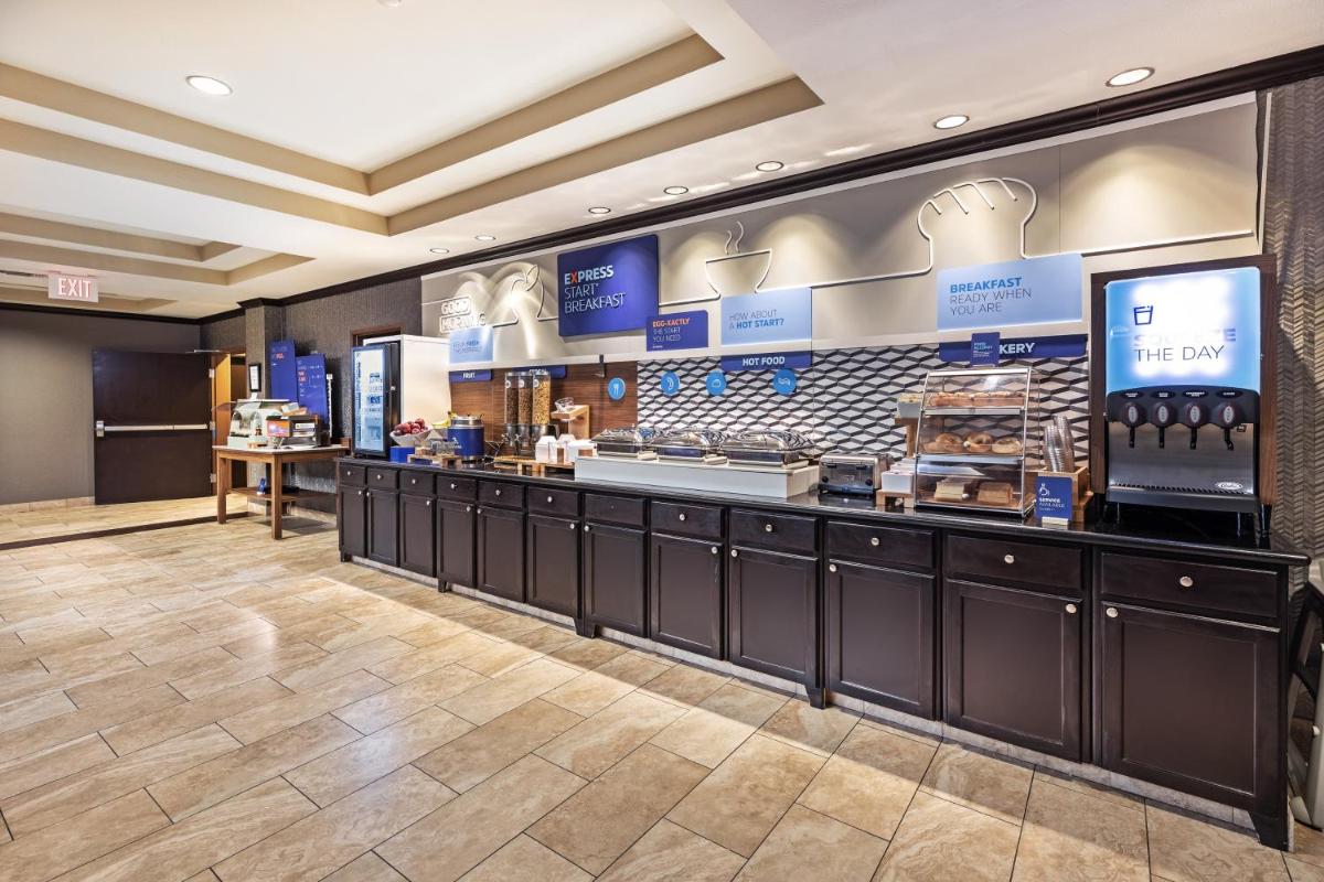 Holiday Inn Express Hotel & Suites Floresville by IHG - Housity