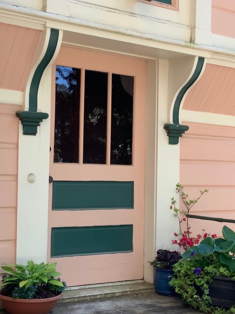1884 Wildwood Bed and Breakfast Inn - Housity