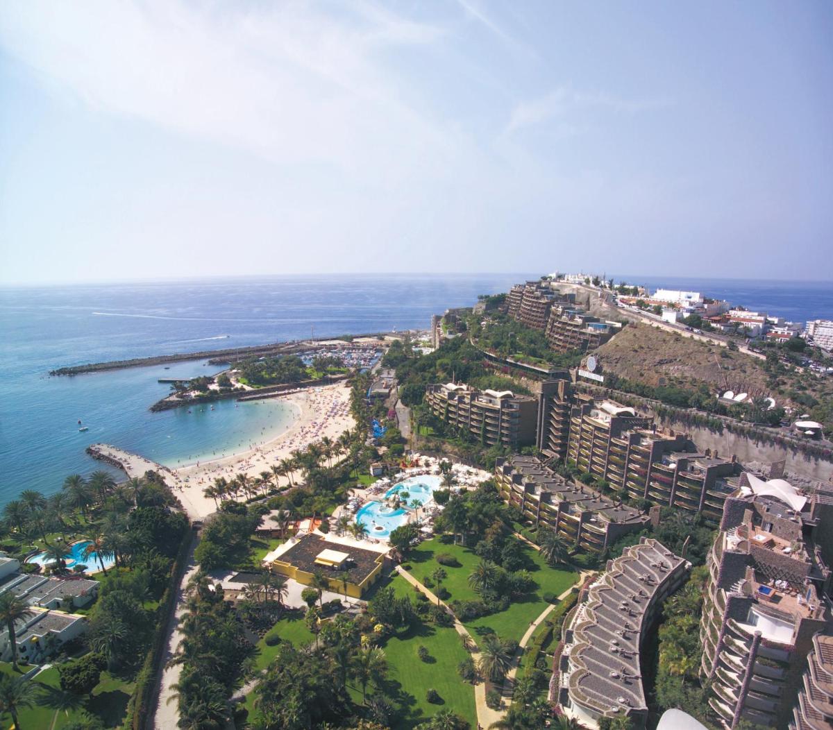 una vista aérea de un resort junto al océano en Anfi del Mar 1, en La Playa de Arguineguín