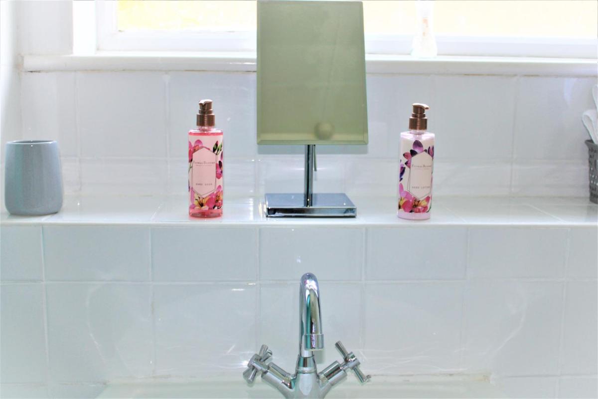 Homely and Budget Friendly 3 bed house Sleeps 6 Free Parking! - Housity