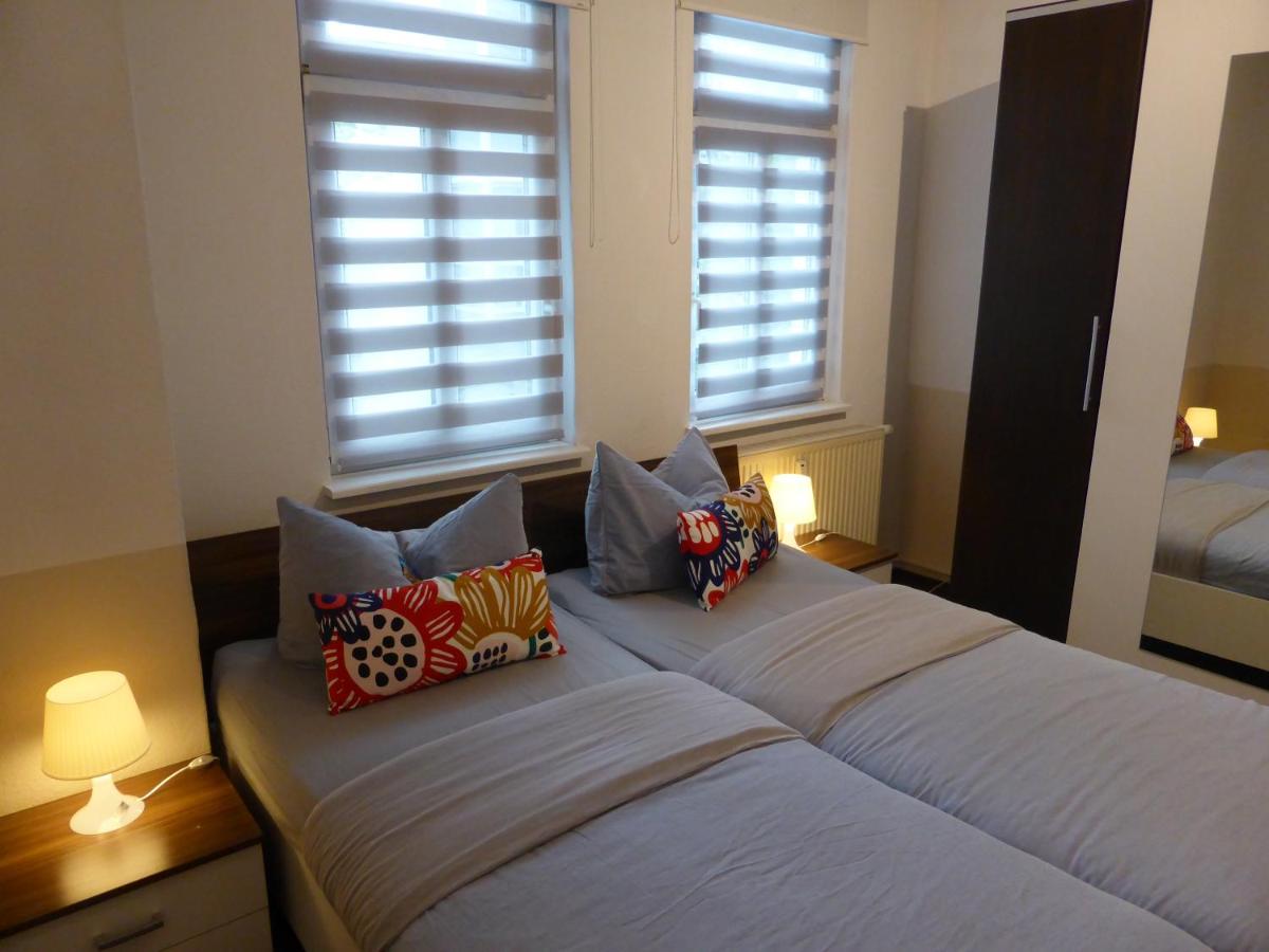 Ferienwohnung Friedrich Schiller, 2 Schlafzimmer, Balkon,kostenloses WiFi, nähe Zentrum, - Housity