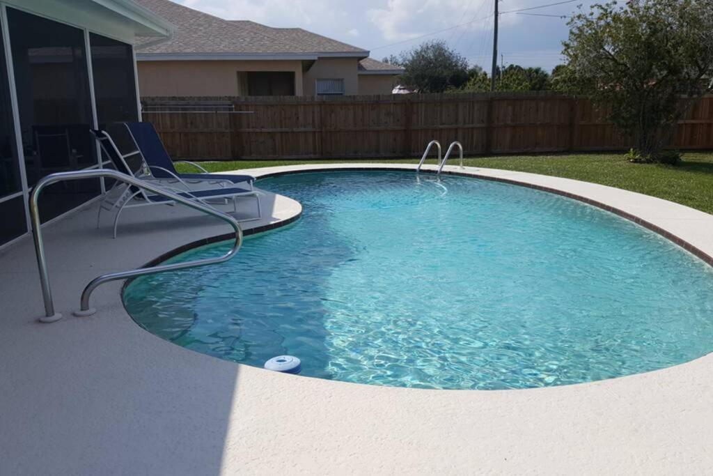 Beautiful Florida Vacation Pool House - Housity