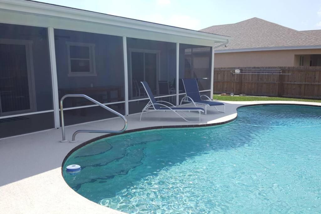 Beautiful Florida Vacation Pool House - Housity