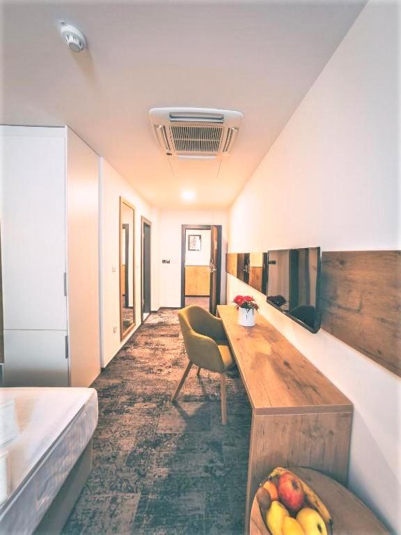Orange Hotel - Housity