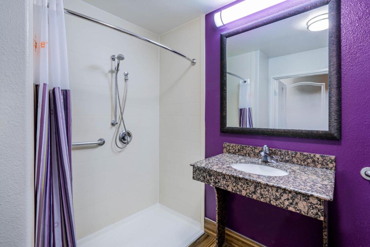 La Quinta by Wyndham DFW Airport West - Bedford - Housity