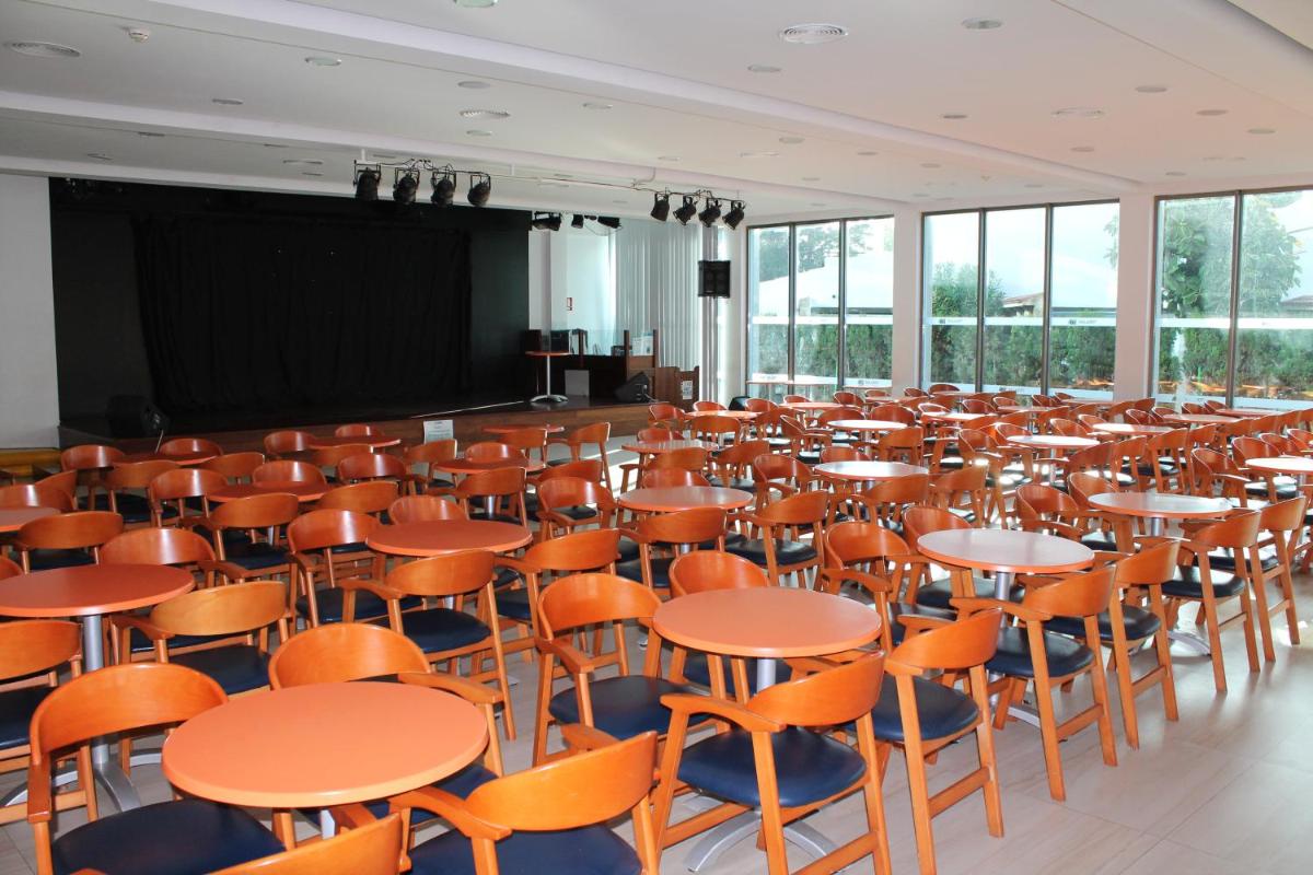 Un restaurante o sitio para comer en Apartaments Talayot