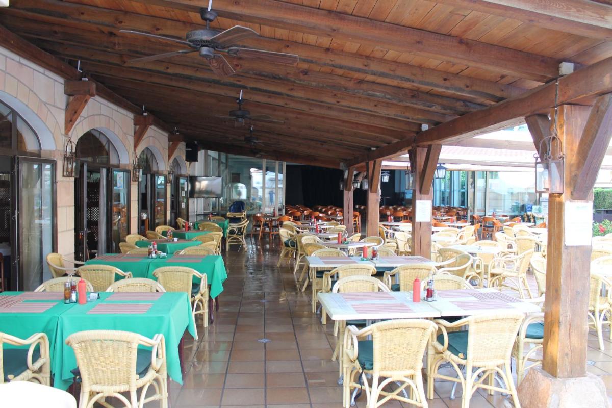 Un restaurante o sitio para comer en Apartaments Talayot