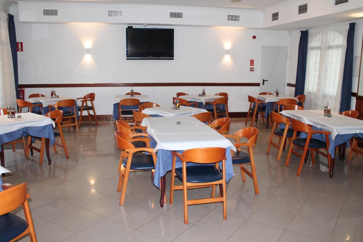 Un restaurante o sitio para comer en Apartaments Talayot