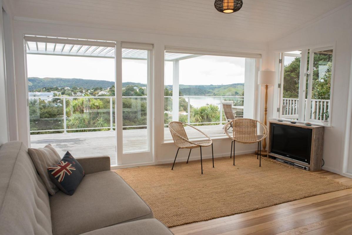 Bay View Beach House - Raglan Holiday Home - Housity