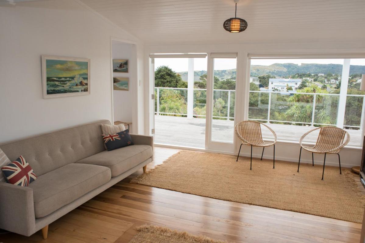 Bay View Beach House - Raglan Holiday Home - Housity