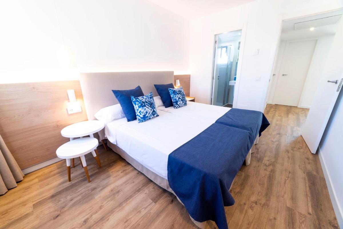Cama o camas de una habitación en Parque Nereida Suites Hotel