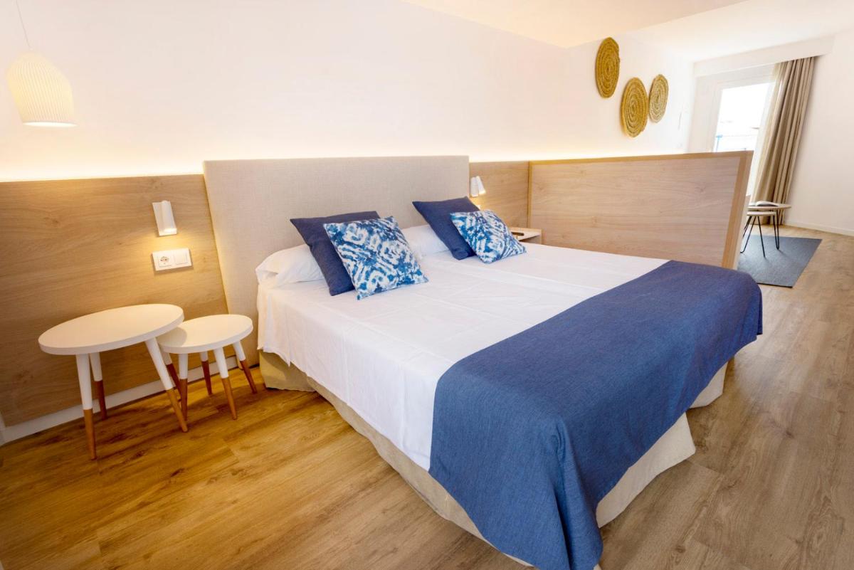 Cama o camas de una habitación en Parque Nereida Suites Hotel