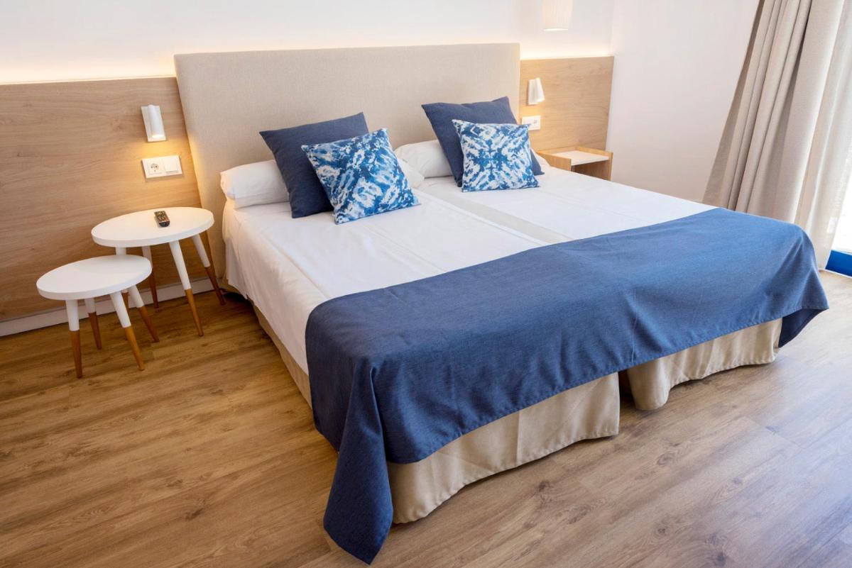 Cama o camas de una habitación en Parque Nereida Suites Hotel