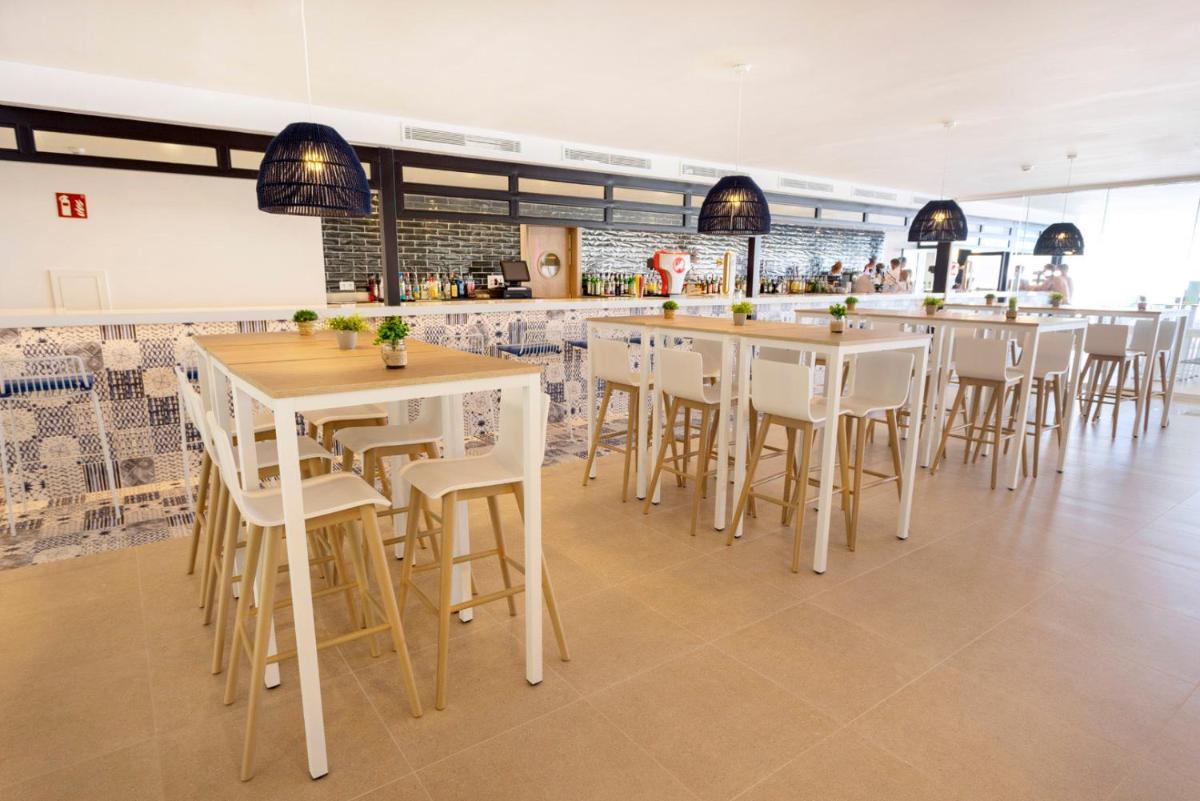 Un restaurante o sitio para comer en Parque Nereida Suites Hotel