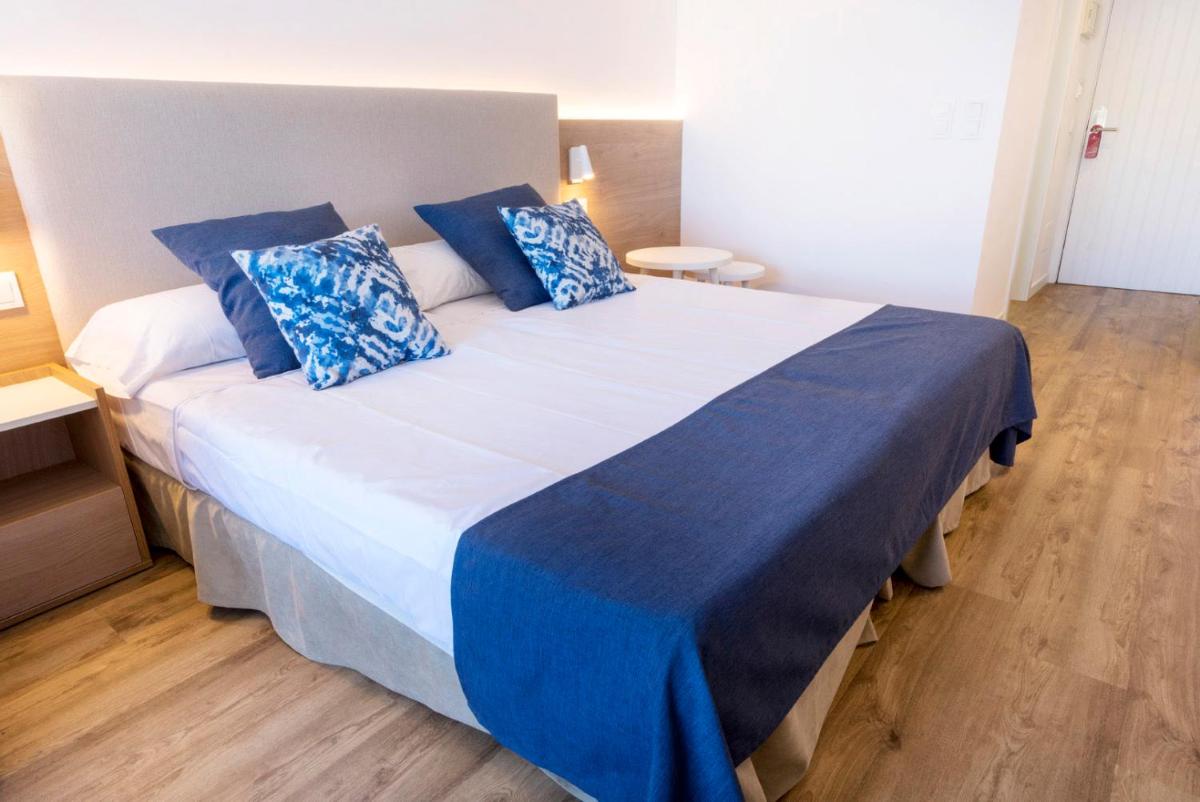 Cama o camas de una habitación en Parque Nereida Suites Hotel
