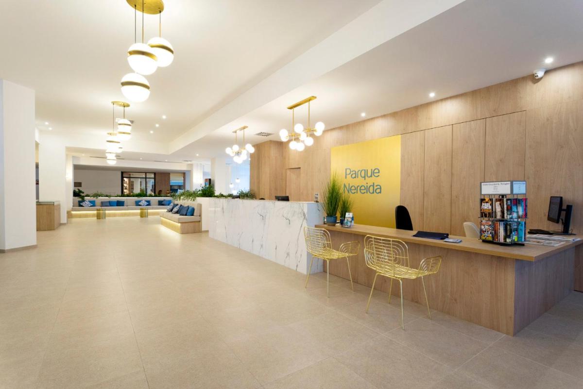 El vestíbulo o zona de recepción de Parque Nereida Suites Hotel
