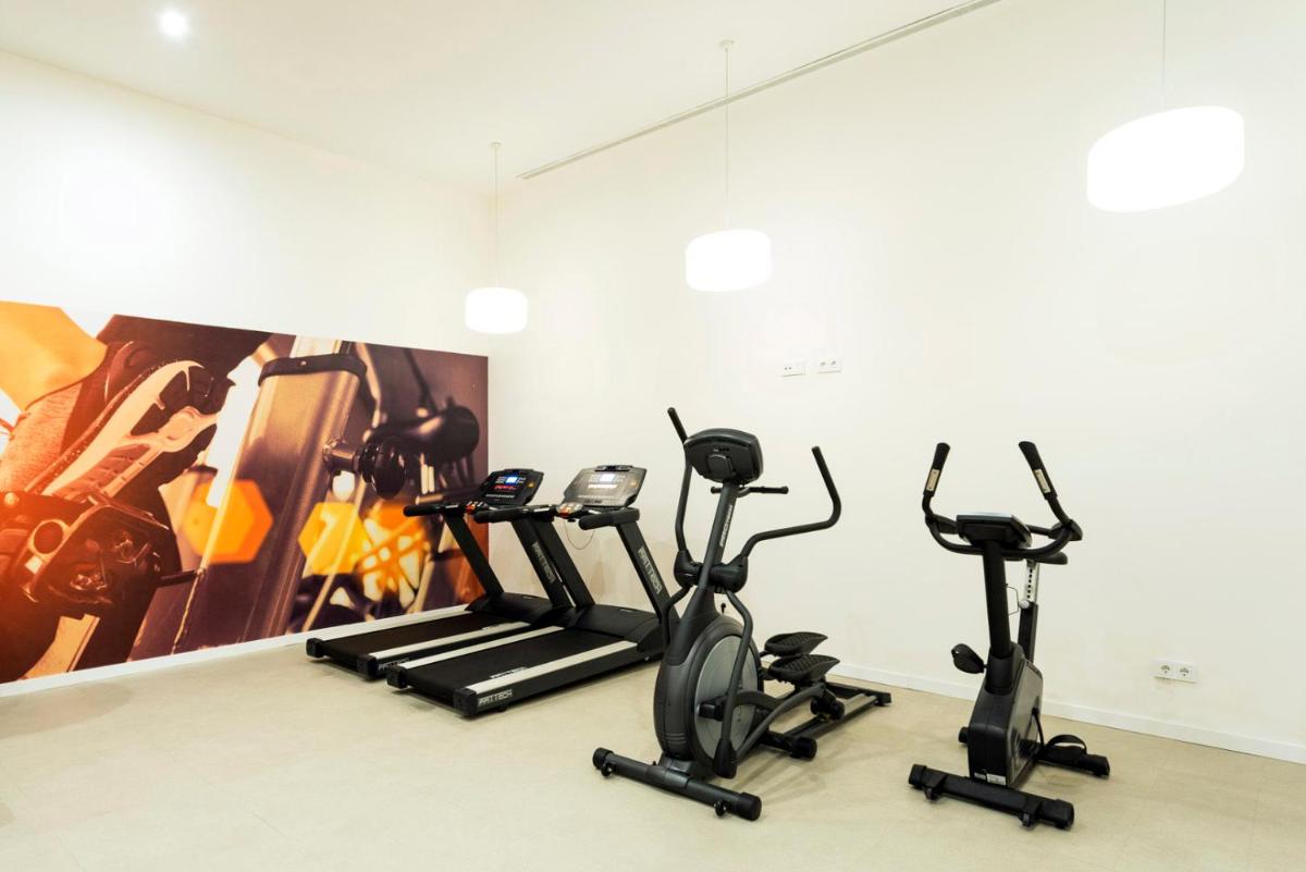 Gimnasio o instalaciones de fitness de Parque Nereida Suites Hotel