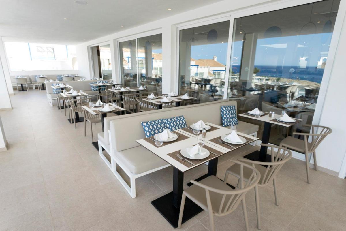Un restaurante o sitio para comer en Parque Nereida Suites Hotel
