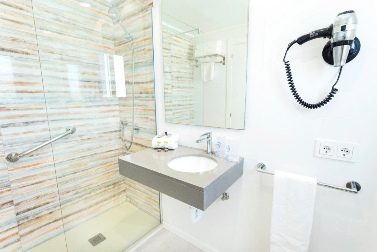 Un baño de Parque Nereida Suites Hotel