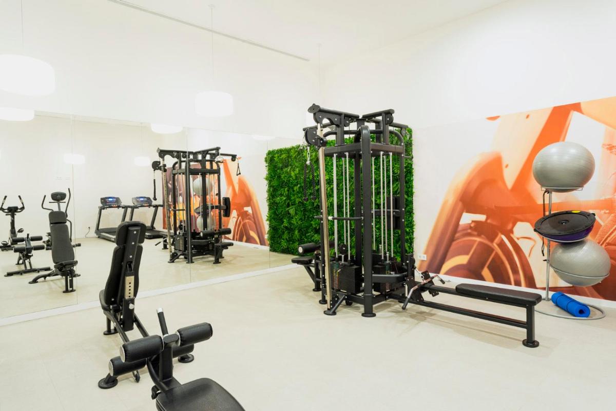 Gimnasio o instalaciones de fitness de Parque Nereida Suites Hotel