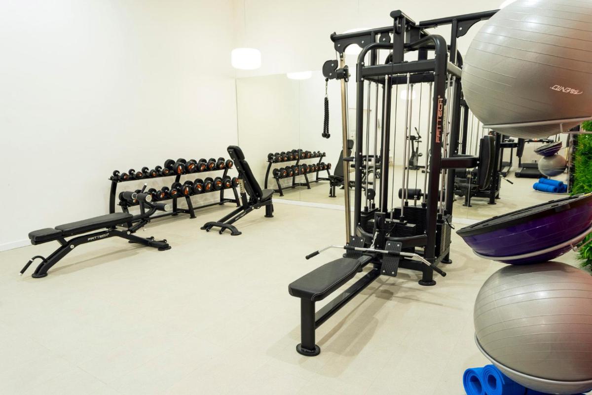 Gimnasio o instalaciones de fitness de Parque Nereida Suites Hotel