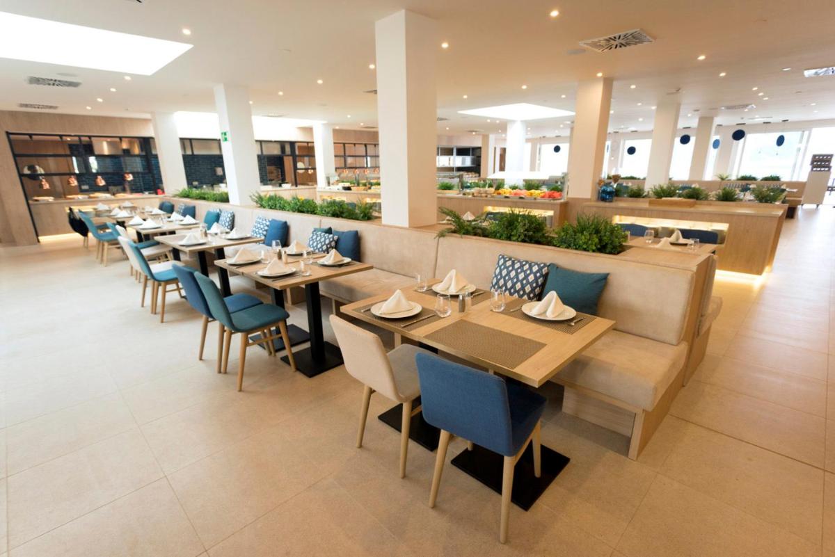 Un restaurante o sitio para comer en Parque Nereida Suites Hotel