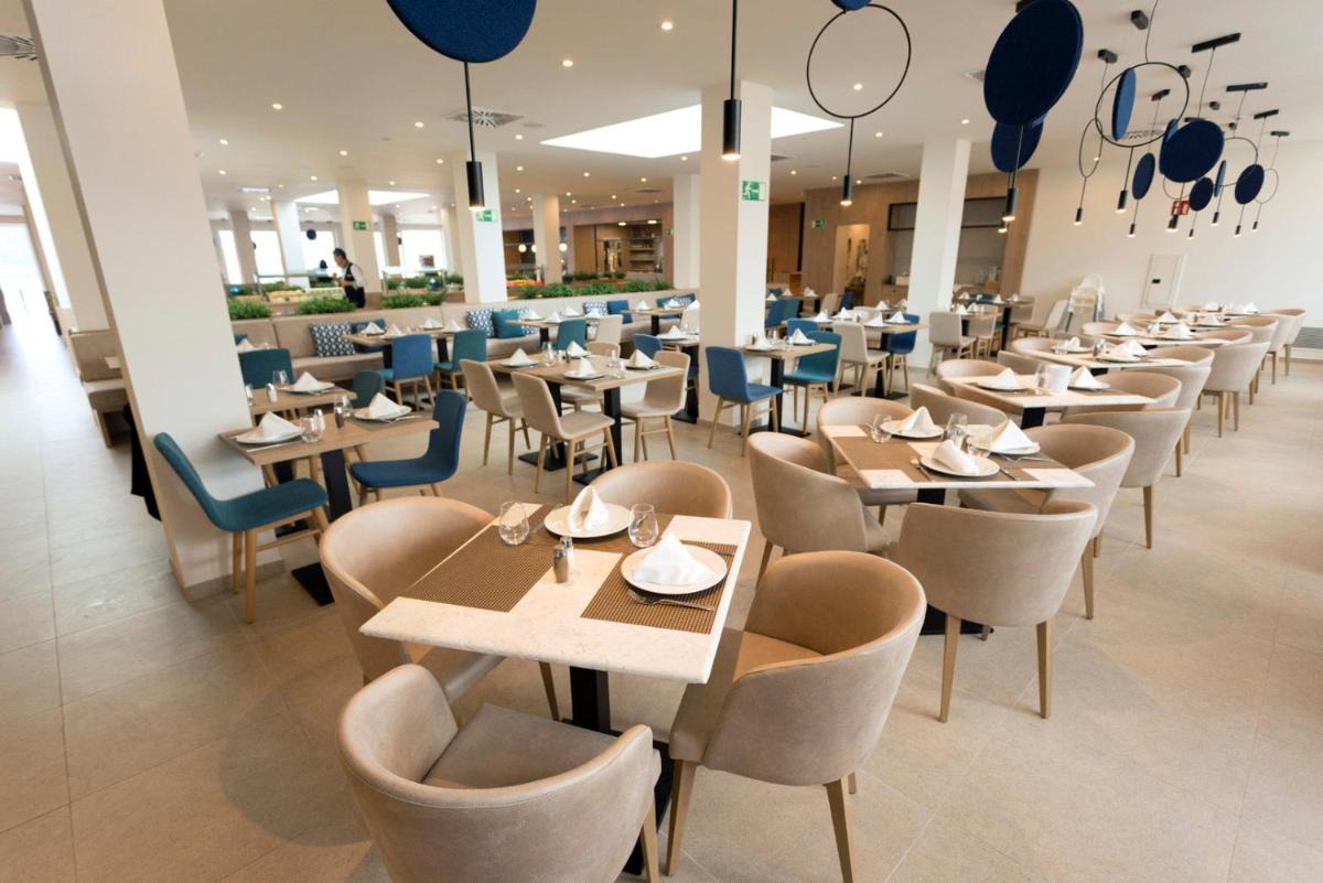 Un restaurante o sitio para comer en Parque Nereida Suites Hotel