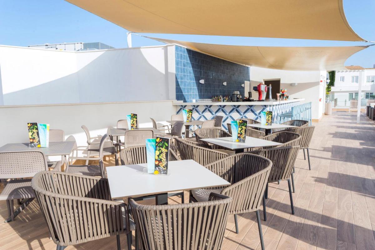 Un restaurante o sitio para comer en Parque Nereida Suites Hotel