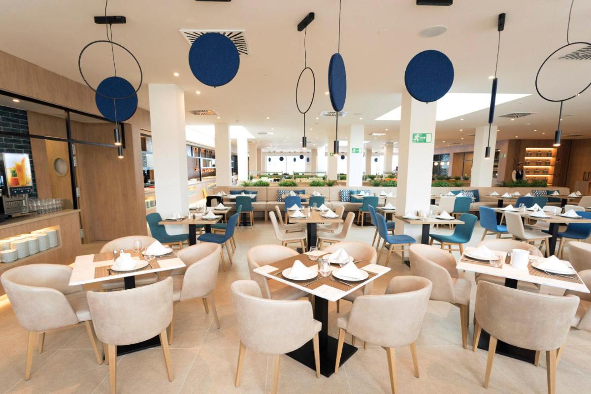 Un restaurante o sitio para comer en Parque Nereida Suites Hotel
