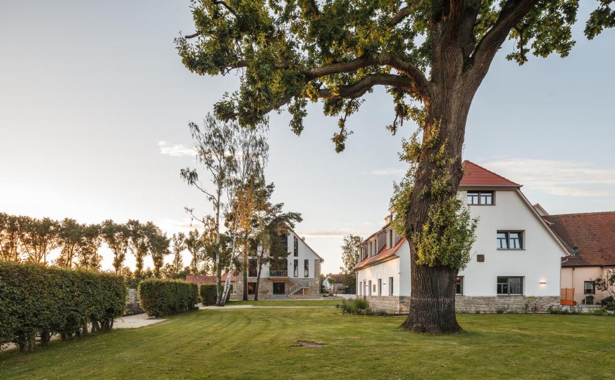Ein Garten an der Unterkunft Hotel Dorfmühle