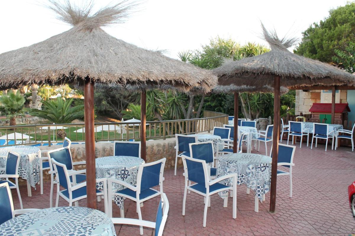 Un restaurante o sitio para comer en Apartaments Talayot