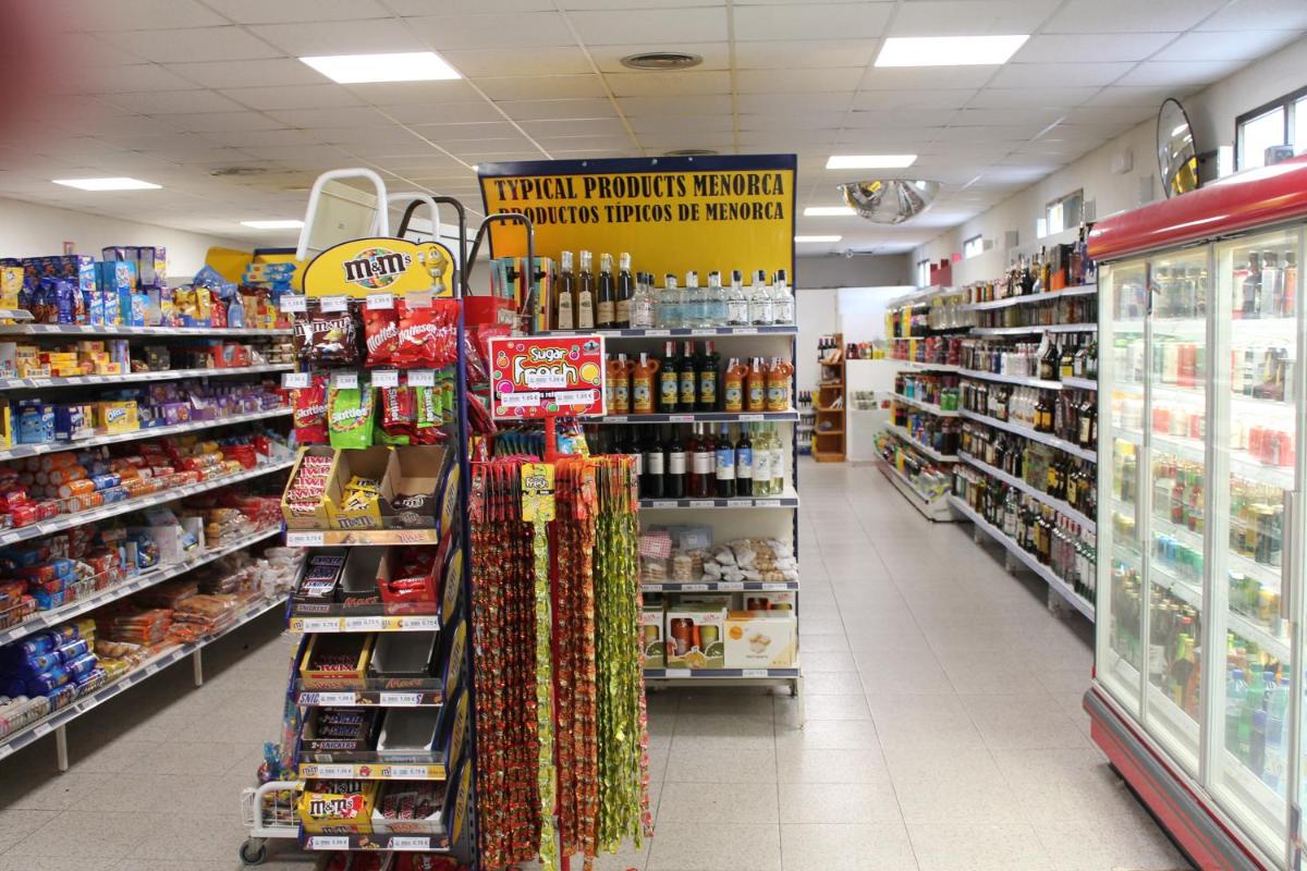 Supermercado u otro tipo de tienda en el apartahotel o alrededores