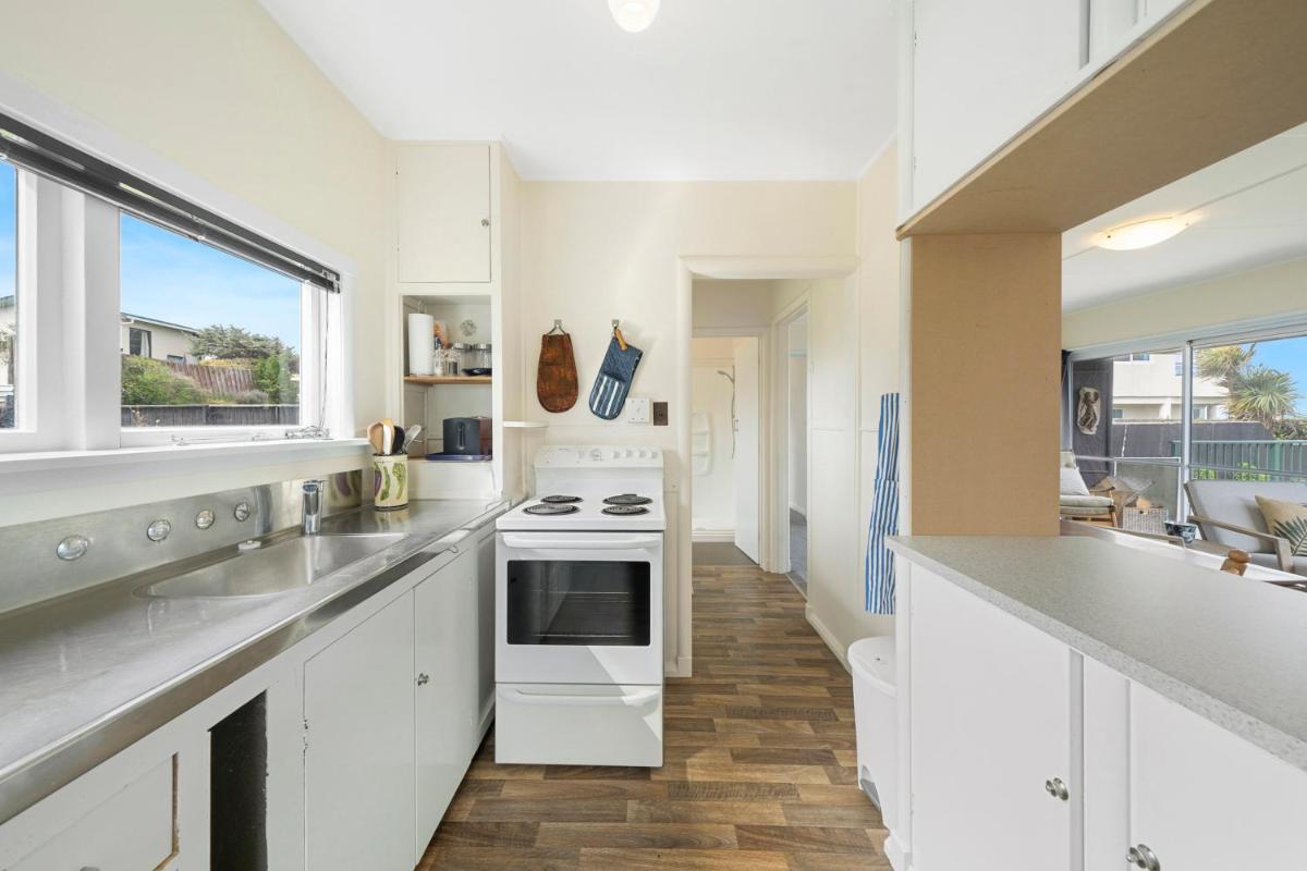 The Green Trout - Paraparaumu Beach Holiday Home - Housity