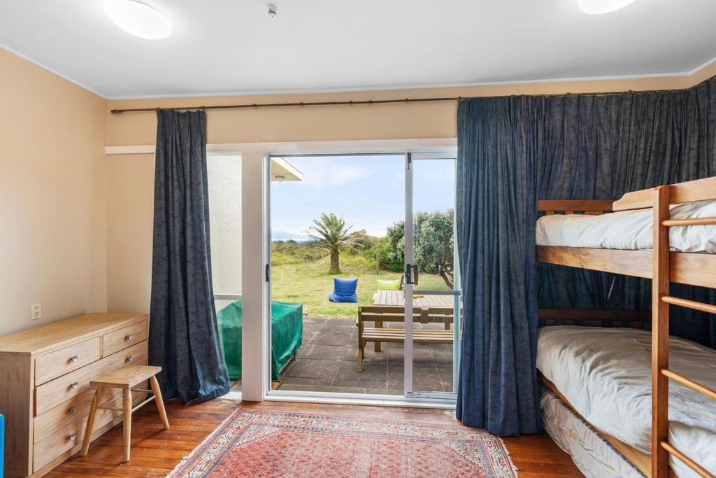 La Casa de la Playa - Beachfront Waikanae Home - Housity