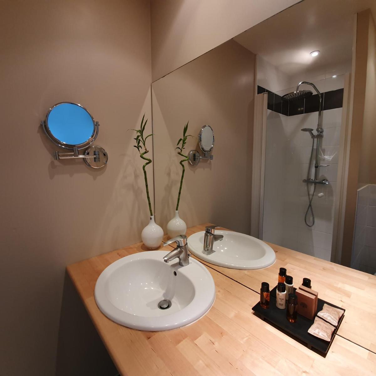 Salle de bains dans l'établissement La Fraîchette-Hôtel & Spa