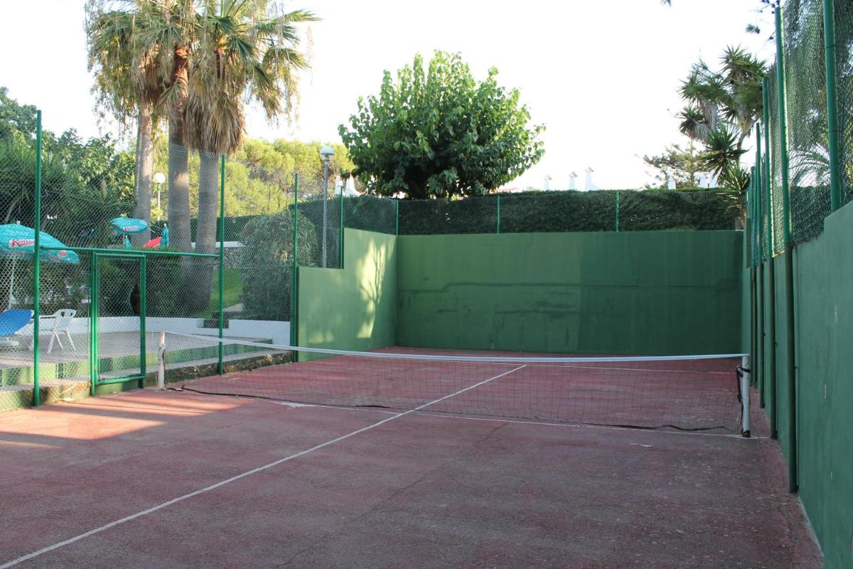Instalaciones para jugar a tenis o squash en Apartaments Talayot o alrededores