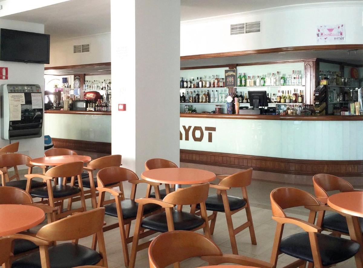 El salón o zona de bar de Apartaments Talayot