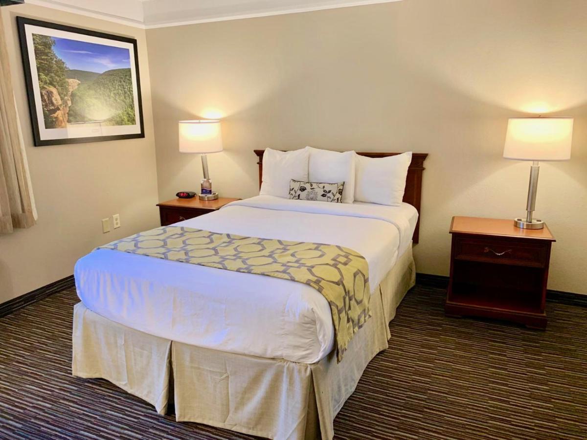 Baymont by Wyndham Texarkana - Housity