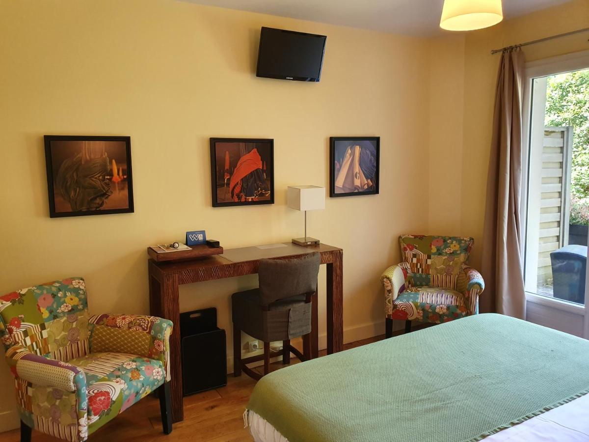 une chambre avec un lit, un bureau et des chaises dans l'établissement La Fraîchette-Hôtel & Spa, à Honfleur