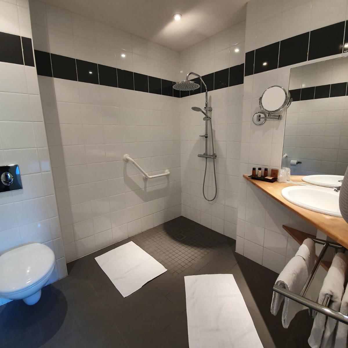 Salle de bains dans l'établissement La Fraîchette-Hôtel & Spa