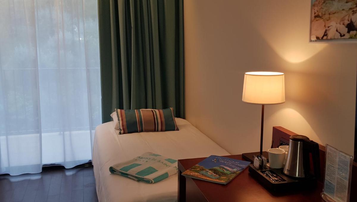 Un ou plusieurs lits dans un hébergement de l'établissement Hôtel Les Jardins De Sainte-Maxime